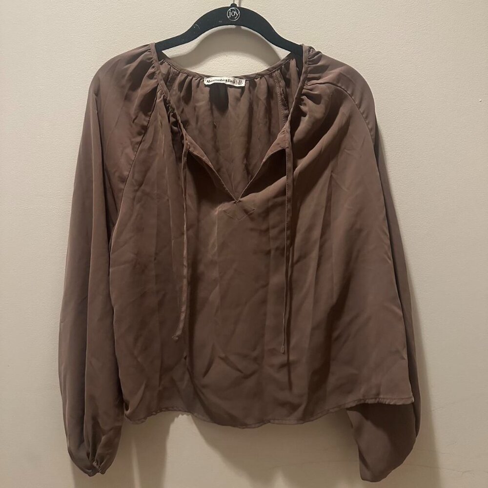 Brown long sleeve blouse with tie detail #blouse peasant top